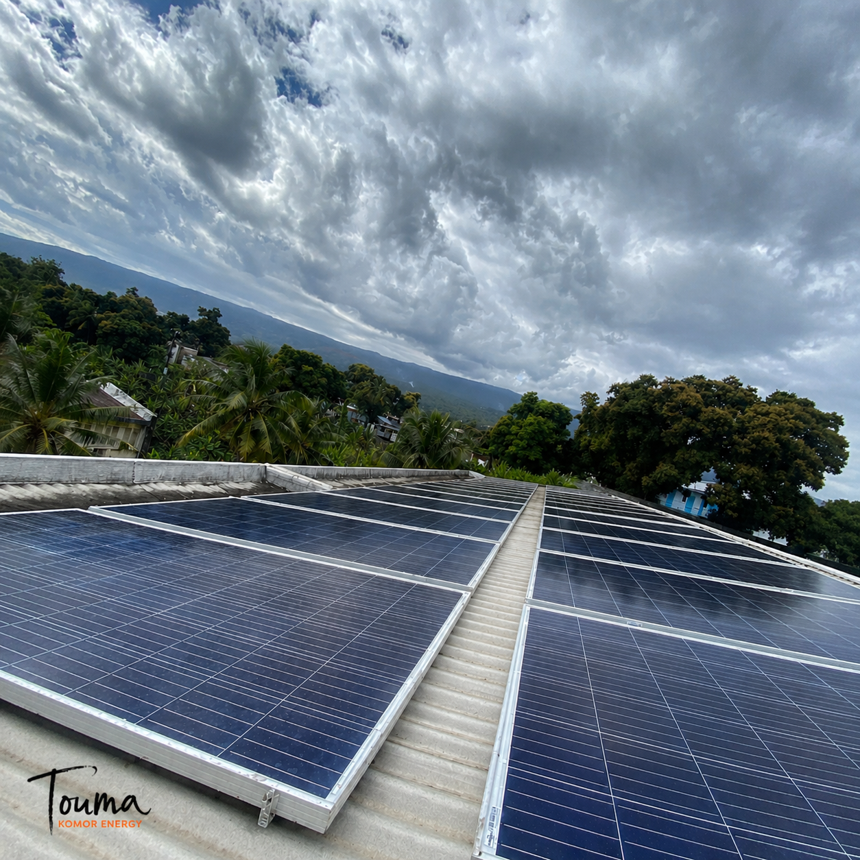 Toiture équipée de panneaux solaires sur un bâtiment institutionnel